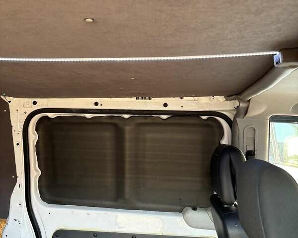 Белый Мерседес Вито, объемом двигателя 2.14 л и пробегом 208 тыс. км за 12000 $, фото 9 на Automoto.ua