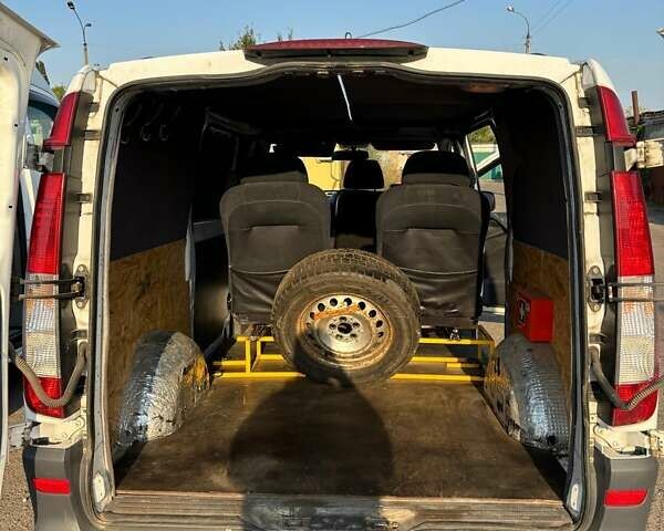 Белый Мерседес Вито, объемом двигателя 2.14 л и пробегом 208 тыс. км за 12000 $, фото 2 на Automoto.ua