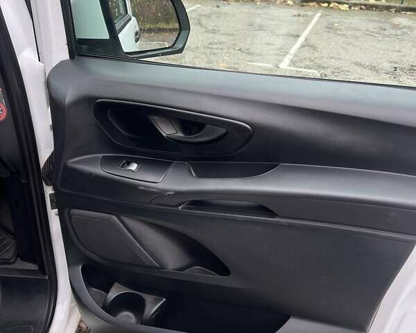 Белый Мерседес Вито, объемом двигателя 1.6 л и пробегом 347 тыс. км за 13200 $, фото 8 на Automoto.ua