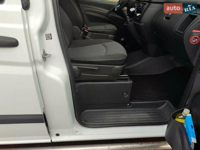 Белый Мерседес Вито, объемом двигателя 2.15 л и пробегом 197 тыс. км за 17200 $, фото 14 на Automoto.ua