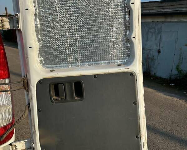 Белый Мерседес Вито, объемом двигателя 2.14 л и пробегом 208 тыс. км за 12000 $, фото 3 на Automoto.ua