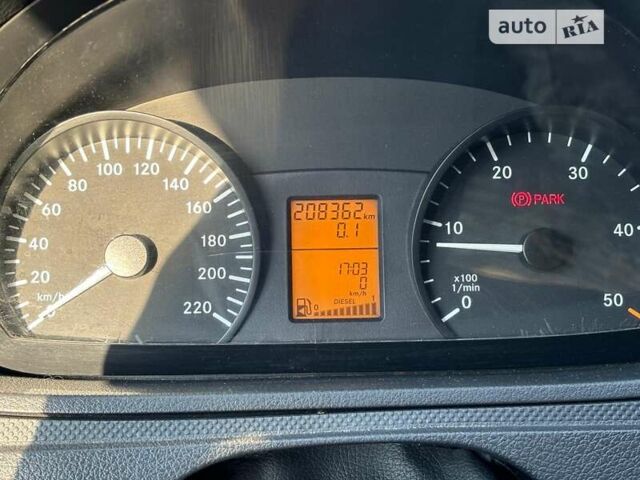 Белый Мерседес Вито, объемом двигателя 2.14 л и пробегом 208 тыс. км за 12000 $, фото 1 на Automoto.ua