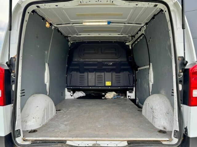 Белый Мерседес Вито, объемом двигателя 1.6 л и пробегом 305 тыс. км за 8800 $, фото 6 на Automoto.ua