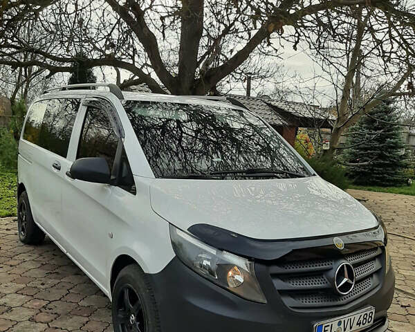 Белый Мерседес Вито, объемом двигателя 1.6 л и пробегом 247 тыс. км за 17500 $, фото 2 на Automoto.ua