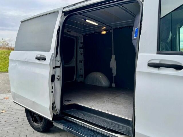 Белый Мерседес Вито, объемом двигателя 1.6 л и пробегом 305 тыс. км за 8800 $, фото 2 на Automoto.ua