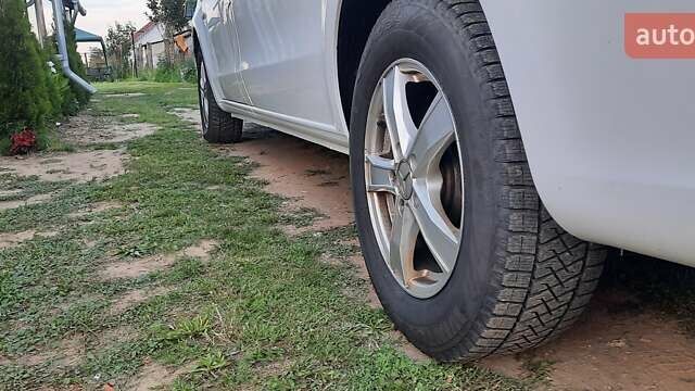 Белый Мерседес Вито, объемом двигателя 2.14 л и пробегом 300 тыс. км за 16500 $, фото 2 на Automoto.ua