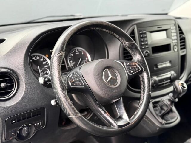 Белый Мерседес Вито, объемом двигателя 1.6 л и пробегом 305 тыс. км за 8800 $, фото 5 на Automoto.ua