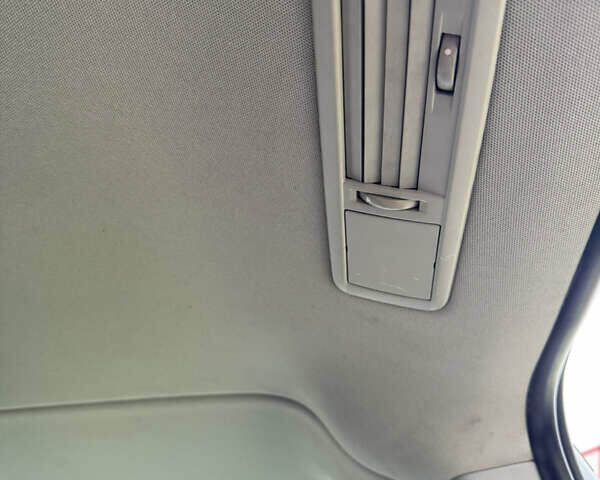 Белый Мерседес Вито, объемом двигателя 2.14 л и пробегом 244 тыс. км за 23000 $, фото 13 на Automoto.ua