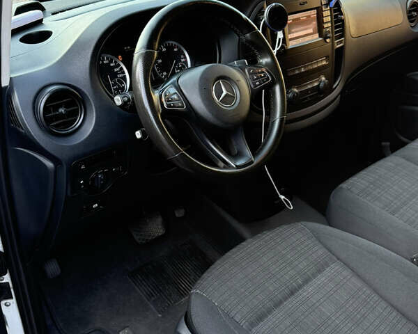 Белый Мерседес Вито, объемом двигателя 2.1 л и пробегом 350 тыс. км за 17777 $, фото 6 на Automoto.ua