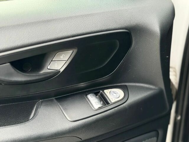 Белый Мерседес Вито, объемом двигателя 1.6 л и пробегом 305 тыс. км за 8800 $, фото 7 на Automoto.ua