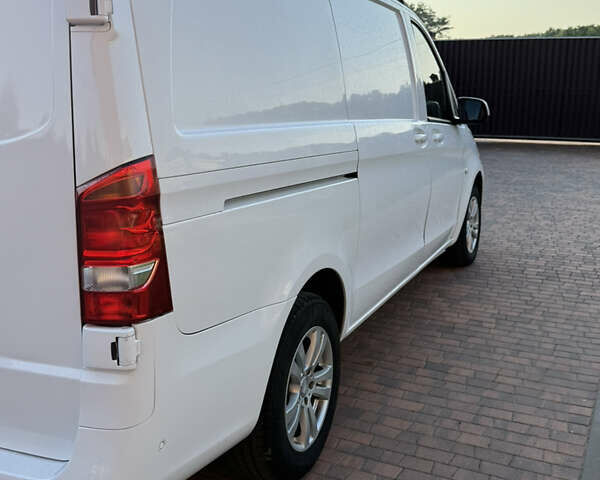 Белый Мерседес Вито, объемом двигателя 2.1 л и пробегом 350 тыс. км за 17777 $, фото 3 на Automoto.ua