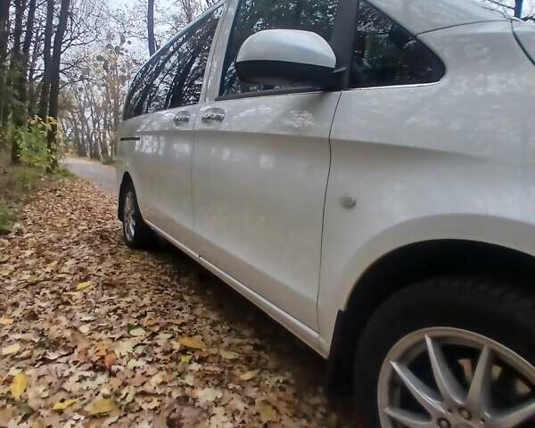 Белый Мерседес Вито, объемом двигателя 2.14 л и пробегом 378 тыс. км за 18500 $, фото 4 на Automoto.ua