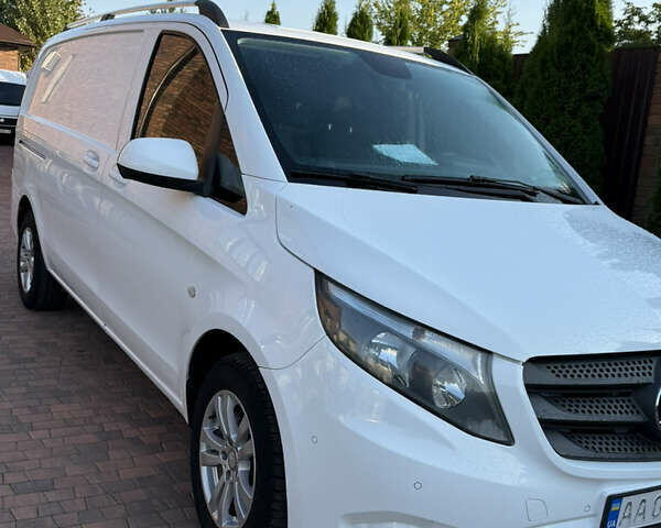 Белый Мерседес Вито, объемом двигателя 2.1 л и пробегом 350 тыс. км за 17777 $, фото 1 на Automoto.ua