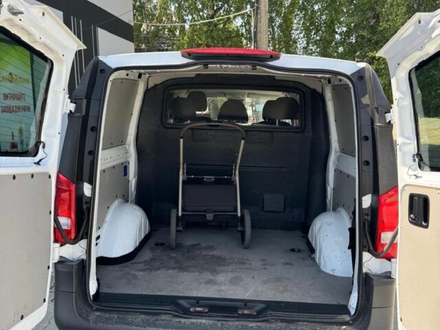 Білий Мерседес Віто, об'ємом двигуна 2.2 л та пробігом 246 тис. км за 16832 $, фото 3 на Automoto.ua