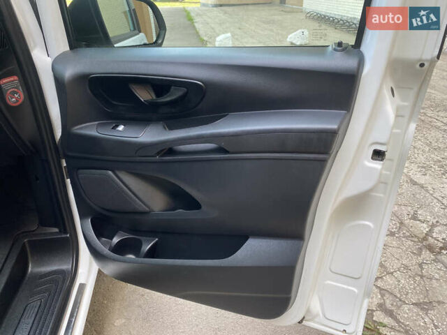 Белый Мерседес Вито, объемом двигателя 2.2 л и пробегом 275 тыс. км за 19900 $, фото 26 на Automoto.ua