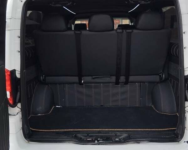 Белый Мерседес Вито, объемом двигателя 2.2 л и пробегом 285 тыс. км за 22000 $, фото 5 на Automoto.ua