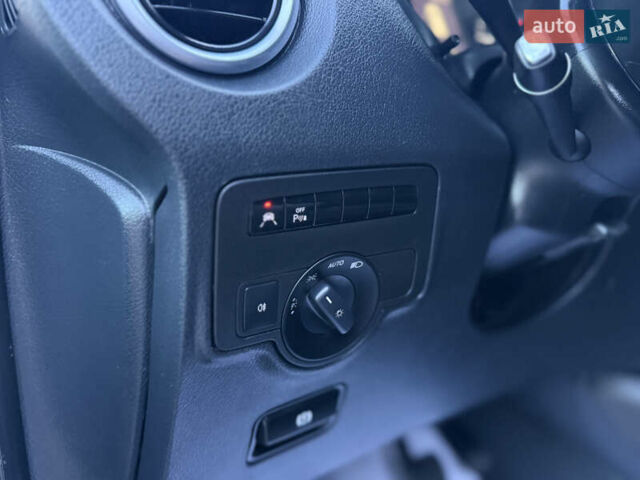 Белый Мерседес Вито, объемом двигателя 2.14 л и пробегом 265 тыс. км за 23800 $, фото 13 на Automoto.ua