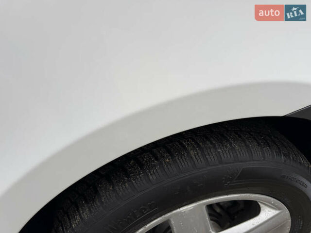 Белый Мерседес Вито, объемом двигателя 2.14 л и пробегом 308 тыс. км за 15500 $, фото 6 на Automoto.ua