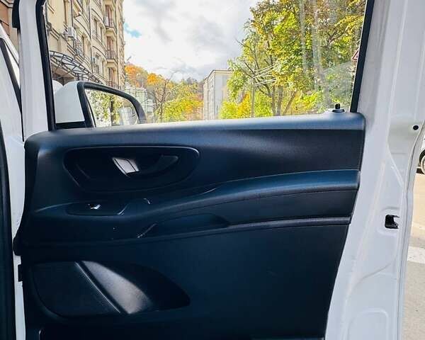 Белый Мерседес Вито, объемом двигателя 1.6 л и пробегом 250 тыс. км за 13000 $, фото 5 на Automoto.ua