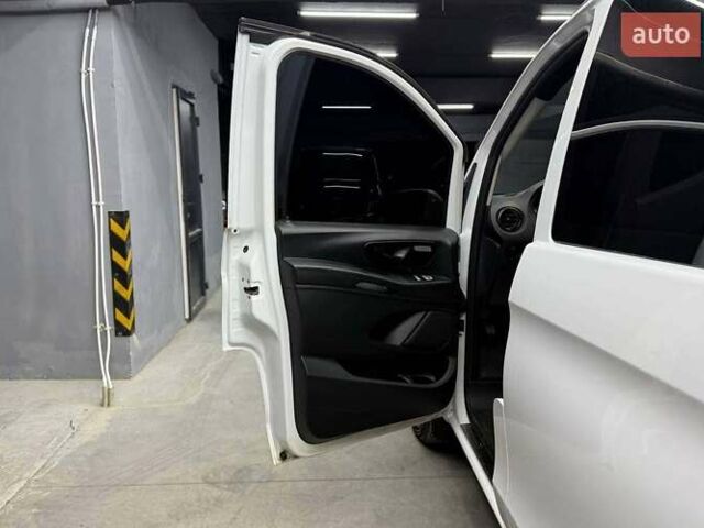 Білий Мерседес Віто, об'ємом двигуна 2.14 л та пробігом 220 тис. км за 25900 $, фото 6 на Automoto.ua