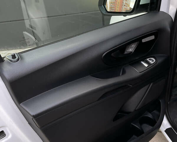 Белый Мерседес Вито, объемом двигателя 2.14 л и пробегом 161 тыс. км за 28500 $, фото 7 на Automoto.ua