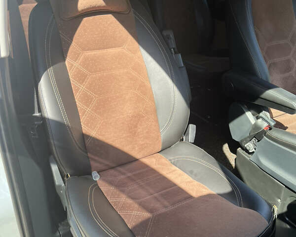 Белый Мерседес Вито, объемом двигателя 2.14 л и пробегом 250 тыс. км за 24900 $, фото 14 на Automoto.ua