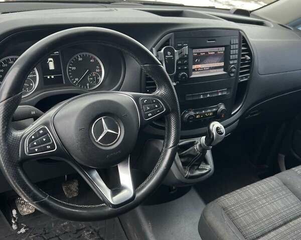 Белый Мерседес Вито, объемом двигателя 2.14 л и пробегом 280 тыс. км за 19800 $, фото 2 на Automoto.ua