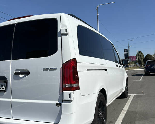 Белый Мерседес Вито, объемом двигателя 2.14 л и пробегом 290 тыс. км за 30000 $, фото 2 на Automoto.ua