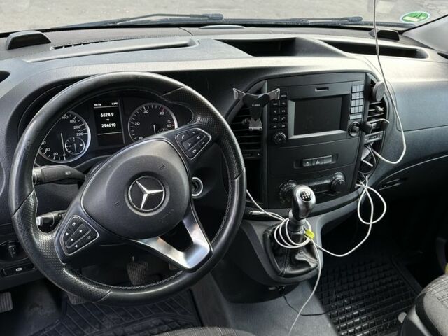 Белый Мерседес Вито, объемом двигателя 2.1 л и пробегом 295 тыс. км за 25000 $, фото 18 на Automoto.ua