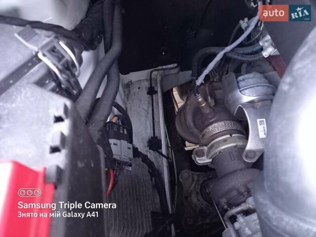 Белый Мерседес Вито, объемом двигателя 2.2 л и пробегом 370 тыс. км за 28000 $, фото 13 на Automoto.ua