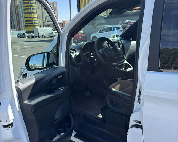 Белый Мерседес Вито, объемом двигателя 2.14 л и пробегом 290 тыс. км за 30000 $, фото 17 на Automoto.ua