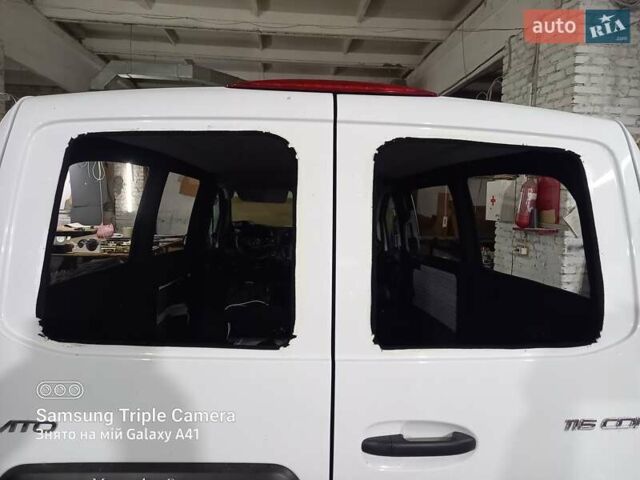 Белый Мерседес Вито, объемом двигателя 2.2 л и пробегом 370 тыс. км за 28000 $, фото 57 на Automoto.ua