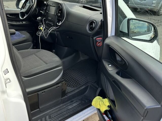 Белый Мерседес Вито, объемом двигателя 2.1 л и пробегом 295 тыс. км за 25000 $, фото 8 на Automoto.ua