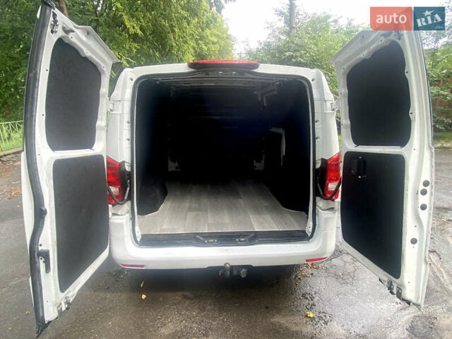 Белый Мерседес Вито, объемом двигателя 2.1 л и пробегом 214 тыс. км за 21000 $, фото 5 на Automoto.ua