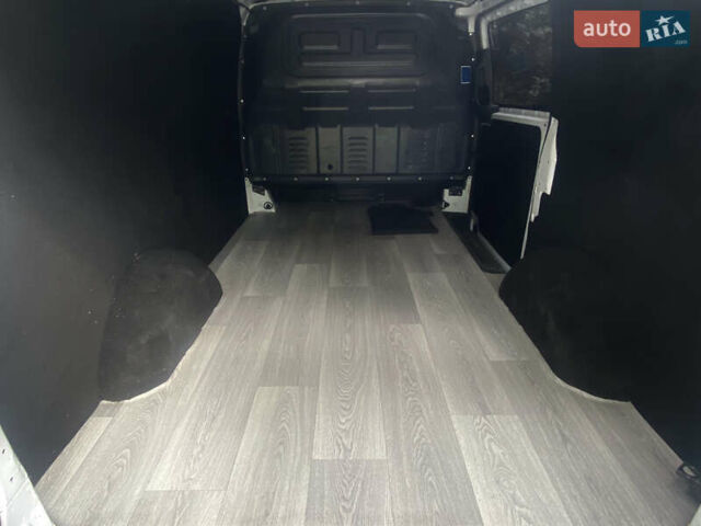 Белый Мерседес Вито, объемом двигателя 2.1 л и пробегом 214 тыс. км за 21000 $, фото 6 на Automoto.ua