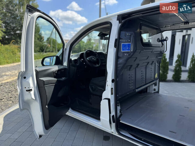 Белый Мерседес Вито, объемом двигателя 2.2 л и пробегом 180 тыс. км за 22750 $, фото 23 на Automoto.ua