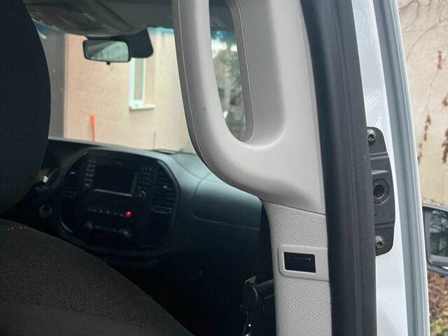 Білий Мерседес Віто, об'ємом двигуна 2 л та пробігом 237 тис. км за 26950 $, фото 16 на Automoto.ua