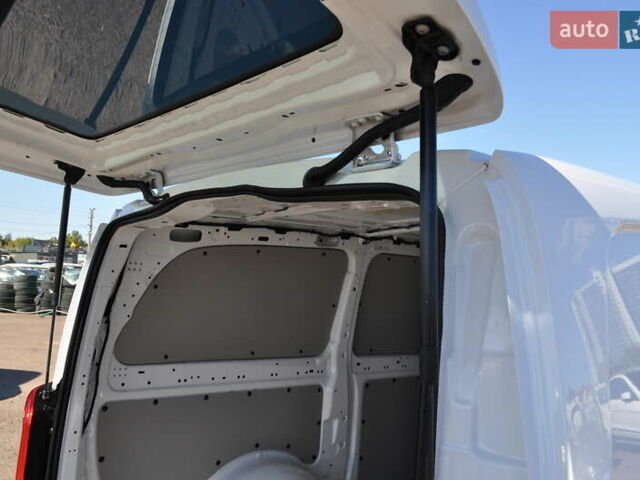Білий Мерседес Віто, об'ємом двигуна 2 л та пробігом 200 тис. км за 27500 $, фото 36 на Automoto.ua