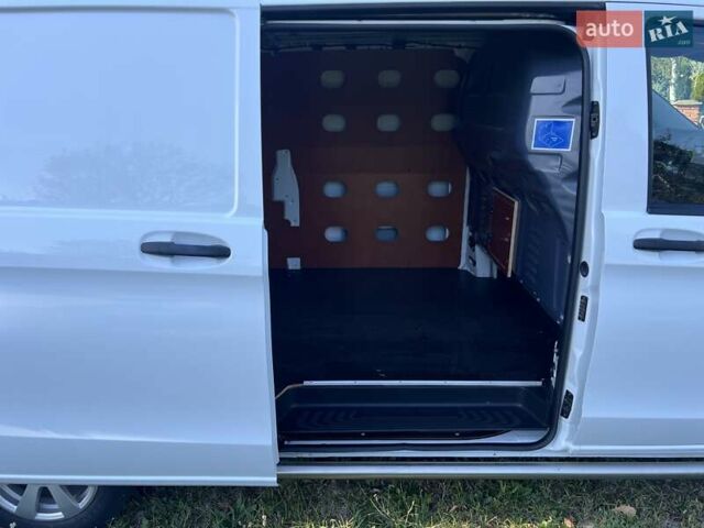 Белый Мерседес Вито, объемом двигателя 1.8 л и пробегом 199 тыс. км за 17500 $, фото 88 на Automoto.ua