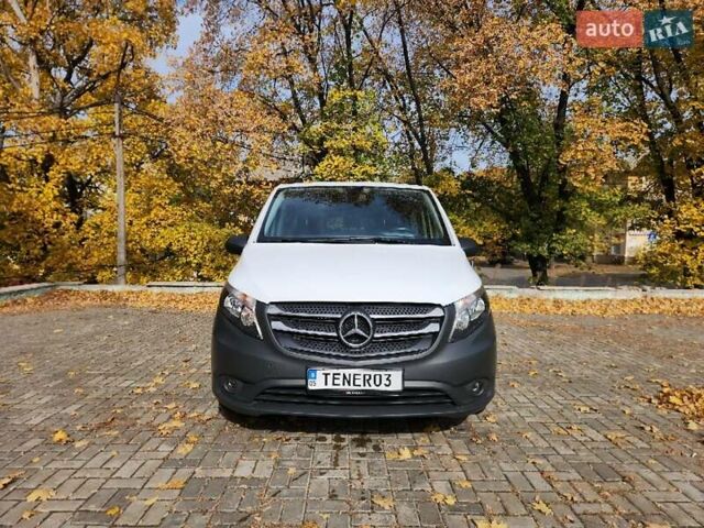 Белый Мерседес Вито, объемом двигателя 1.8 л и пробегом 57 тыс. км за 32000 $, фото 2 на Automoto.ua