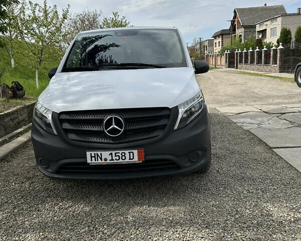 Белый Мерседес Вито, объемом двигателя 2 л и пробегом 220 тыс. км за 26958 $, фото 3 на Automoto.ua