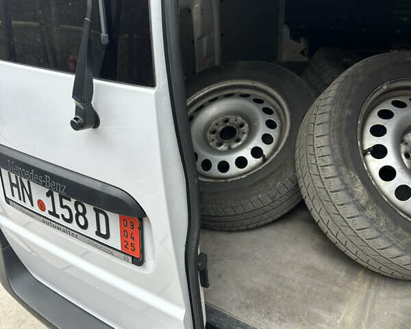 Белый Мерседес Вито, объемом двигателя 2 л и пробегом 220 тыс. км за 26958 $, фото 7 на Automoto.ua
