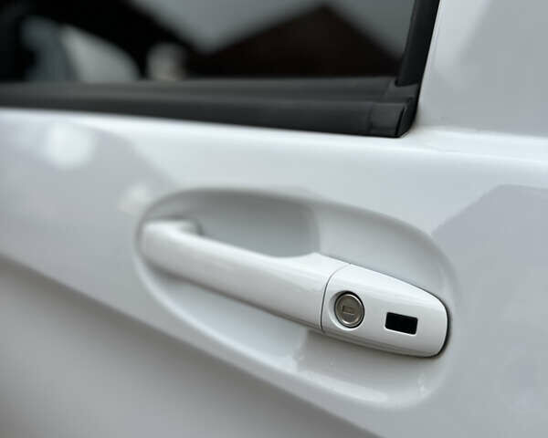 Белый Мерседес Вито, объемом двигателя 1.95 л и пробегом 257 тыс. км за 28800 $, фото 16 на Automoto.ua