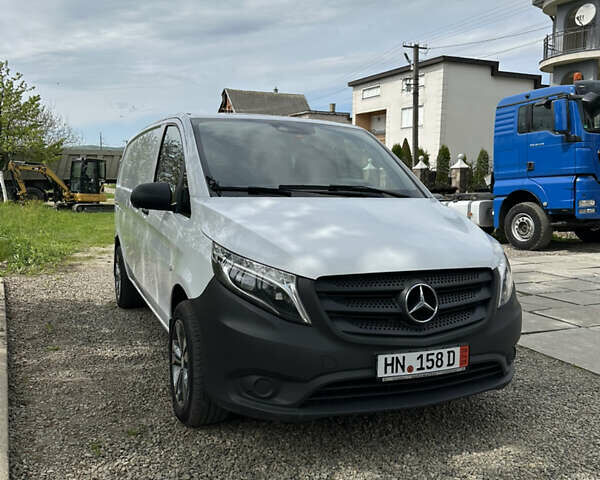 Белый Мерседес Вито, объемом двигателя 2 л и пробегом 220 тыс. км за 26958 $, фото 2 на Automoto.ua