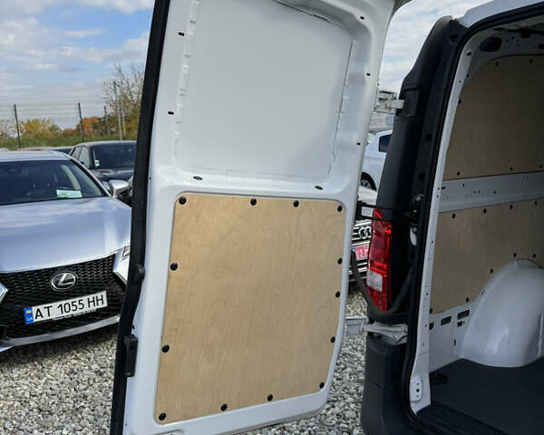 Белый Мерседес Вито, объемом двигателя 1.75 л и пробегом 46 тыс. км за 21250 $, фото 24 на Automoto.ua