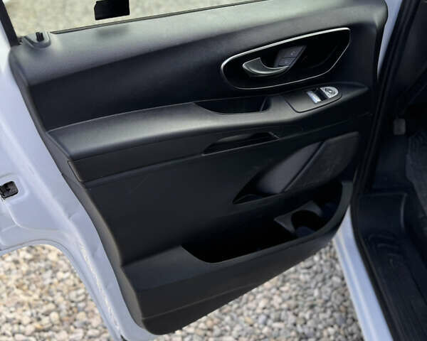 Белый Мерседес Вито, объемом двигателя 1.75 л и пробегом 46 тыс. км за 21250 $, фото 15 на Automoto.ua