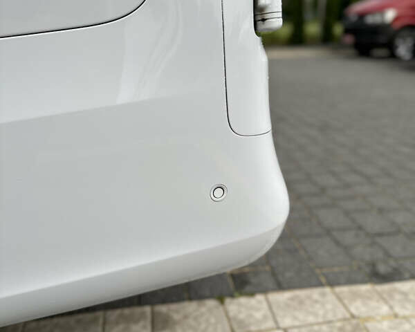 Белый Мерседес Вито, объемом двигателя 2.1 л и пробегом 265 тыс. км за 27500 $, фото 12 на Automoto.ua