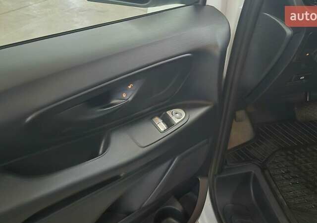 Белый Мерседес Вито, объемом двигателя 0 л и пробегом 186 тыс. км за 31500 $, фото 21 на Automoto.ua