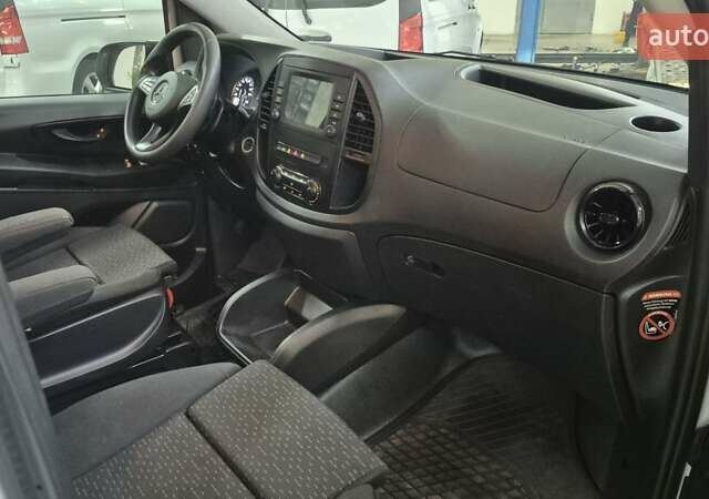 Белый Мерседес Вито, объемом двигателя 2 л и пробегом 310 тыс. км за 31000 $, фото 30 на Automoto.ua