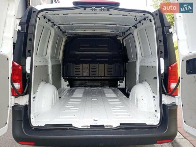 Белый Мерседес Вито, объемом двигателя 2 л и пробегом 225 тыс. км за 23950 $, фото 36 на Automoto.ua